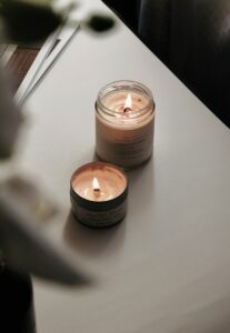 Ozdobne słoiki do świec – jak łączyć estetykę z funkcjonalnością?